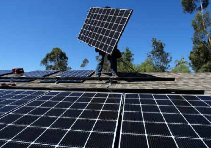 brasil energia solar capa Painel de energia solar - Foto: REUTERS/Jean-Paul Pelissier