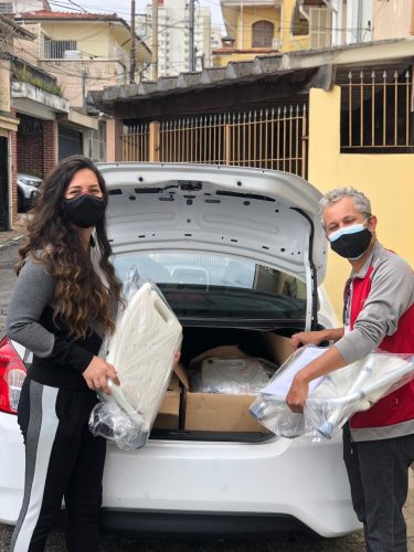 Entrega das cadeiras. - Foto: Mia Amorim