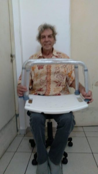 Entrega das cadeiras. - Foto: Mia Amorim