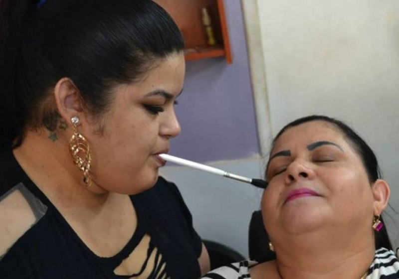 Clélia nasceu sem movimentos dos braços, mas isso não a impediu de realizar o sonho de se tornar maquiadora profissional - Foto: reprodução Instagram @cleliarodriguesmakeup
