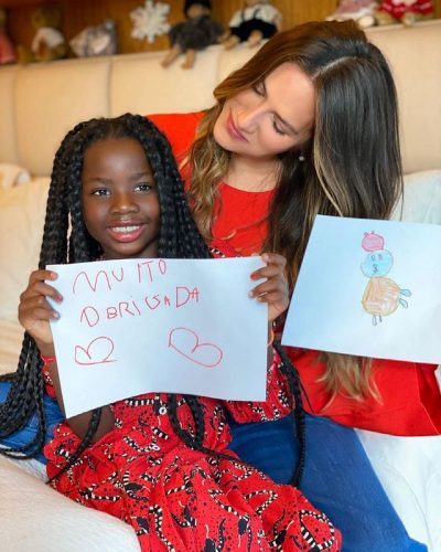 Titi e o desenho dela para a campanha. - Foto: Danoninho