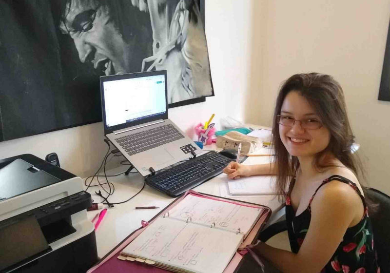 Elisa estuda em casa Foto: Arquivo Pessoal