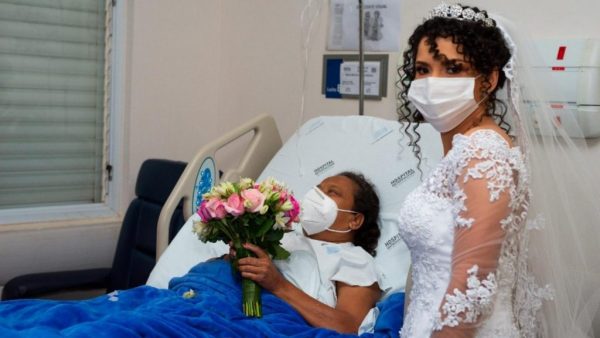 Verônica vestida de noiva visitando a dona Maria no hospital - Foto: Stenyo Gurgel Fotógrafo