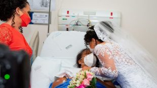 Verônica vestida de noiva visitando a dona Maria no hospital - Foto: Stenyo Gurgel Fotógrafo
