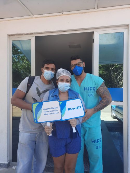 Mãe e filhos na alta - Foto: HIFA