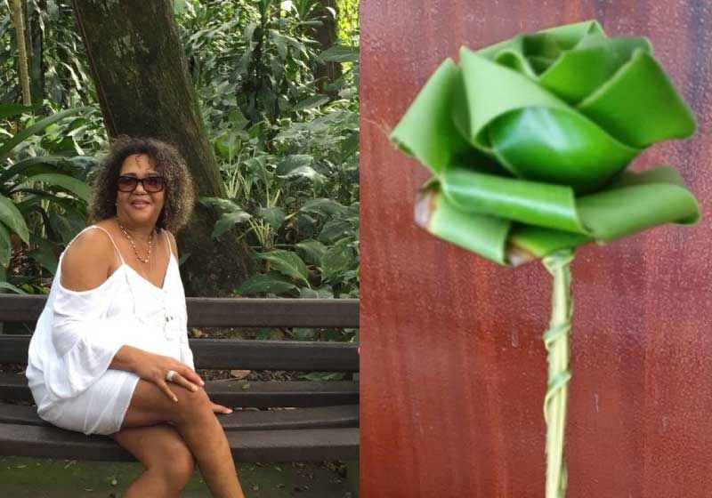 Morador de rua entrega rosa para professora em Guarujá. - Foto: reprodução Facebook Marlidarci Rosaria