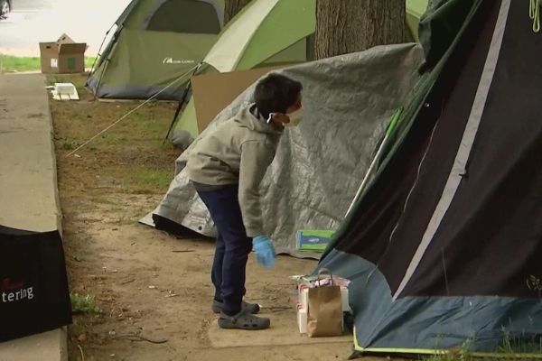Zohaib entregou os kits pessoalmente. - Foto: reprodução / Wusa9