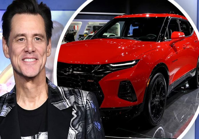 jimcarrey_chevy Jim Carrey sorteou o carro como reconhecimento pelo empenho da equipe. - Foto: divulgação