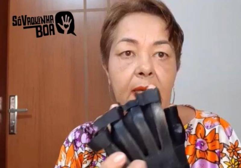 Dona Jaldir diz que a luva biônica reduziu dores no braço após o AVC - Foto: reprodução / Youtube / Só Vaquinha Boa