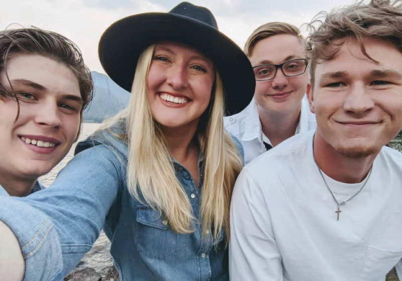 Aos 29 anos, Casey adota três jovens e vibra pela família que construiu. - Foto: Metro