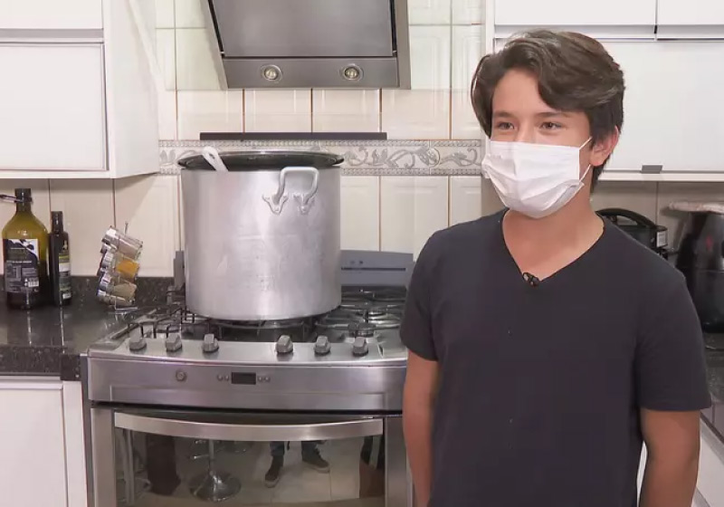 Ramon faz mais de 400 marmitas para sem-teto por dia. - Foto: reprodução CNN