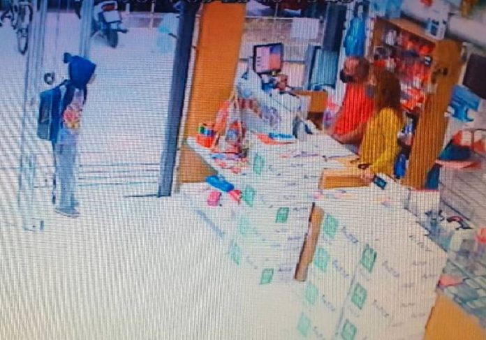 menina ajuda estudar capa Menino entrando na livraria e pedindo ajuda para estudar - Foto: reprodução / Facebook