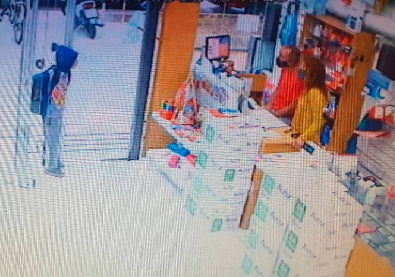Menino entrando na livraria e pedindo ajuda para estudar - Foto: reprodução / Facebook