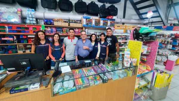 Equipe da livraria que ajudou o menino - Foto: reprodução