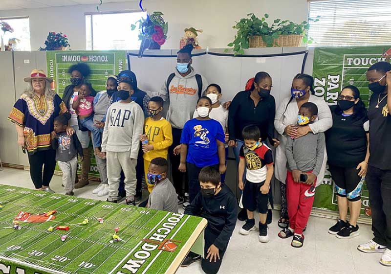 A festa para crianças do abrigo teve direito a pizza e muitas fotos com o ídolo. - Foto: reprodução