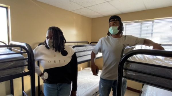 Najee mostra o antigo quarto que vivia com a família. - Foto: reprodução