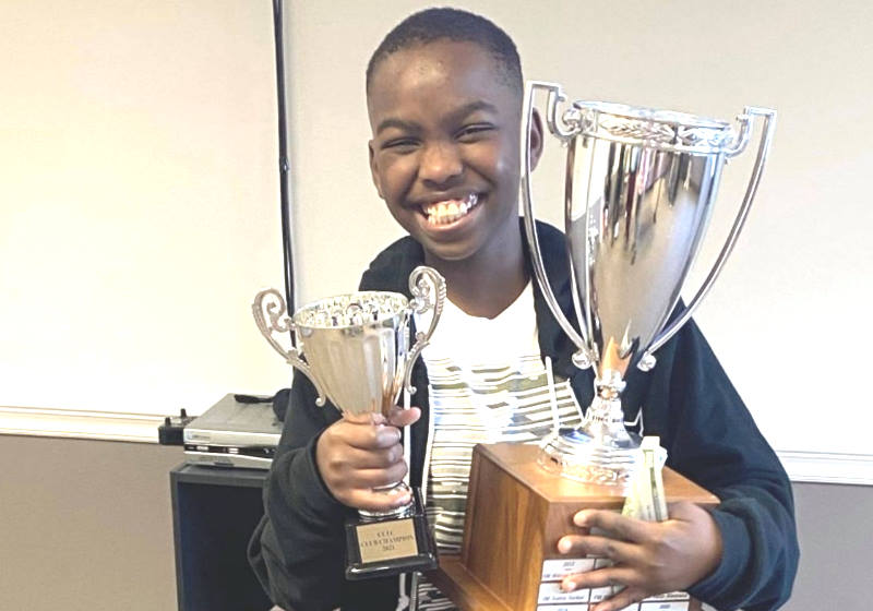 Nigeriano de 8 anos que vive em abrigo nos EUA vira campeão de