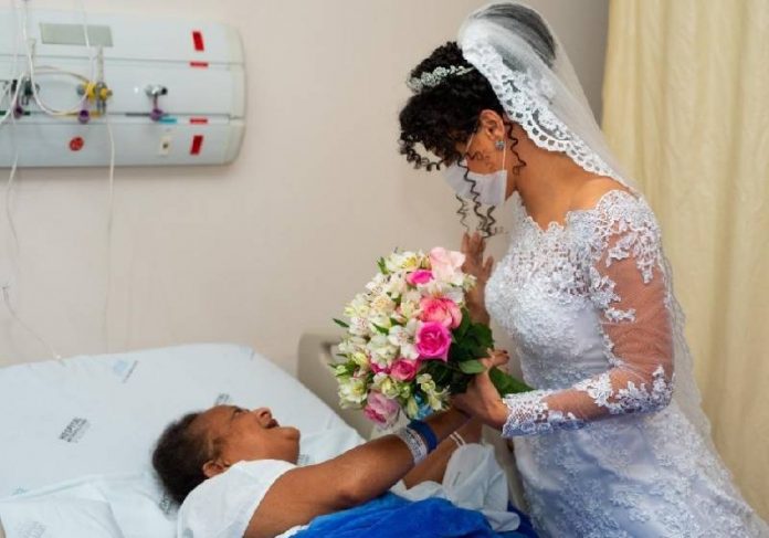 Verônica vestida de noiva visitando a dona Maria no hospital - Foto: Stenyo Gurgel Fotógrafo