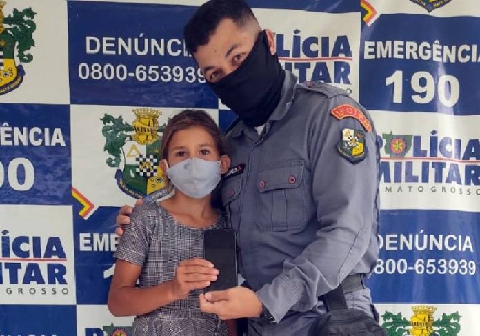 pm celular menina capa Um dos PMs da vaquinha entrega celular para Maria Eduarda - Foto: divulgação / PMMT