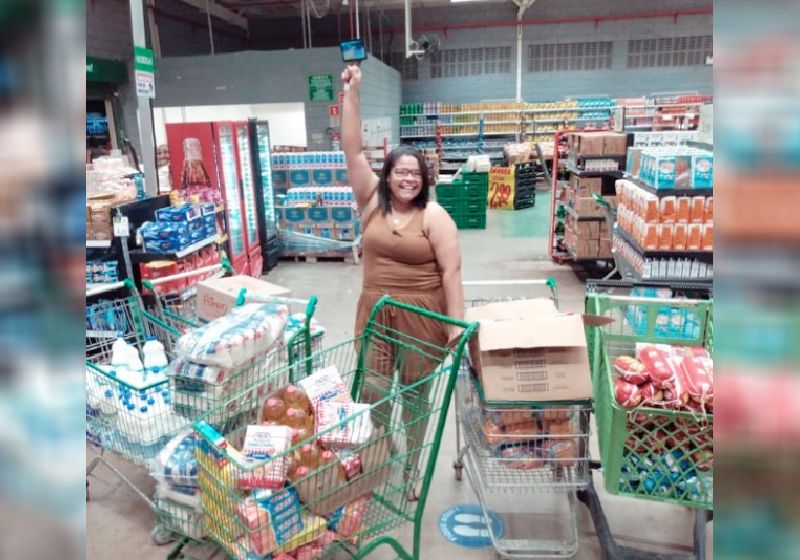 PM usou o 1º salário para comprar cestas básicas e ajudar famílias carentes de AL - Foto: reprodução @eualexafarias