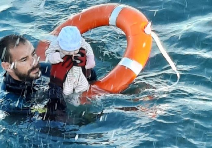 portalraizes.com - Foto de policial espanhol resgatando bebê no mar viraliza