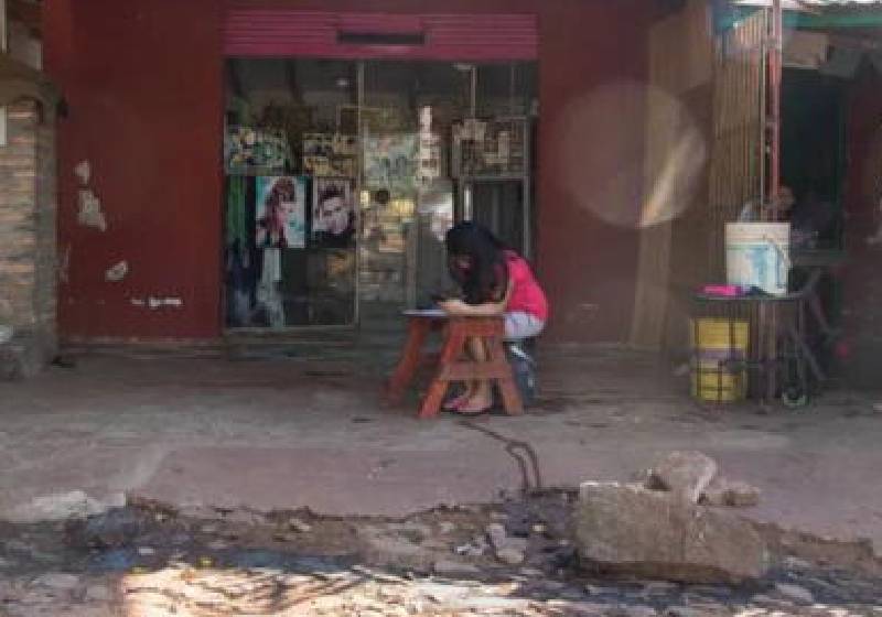 Criança estudando com sinal de Wi-Fi do salão - Foto: reprodução / ElPopular