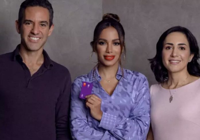 Anitta Nubank capa Anitta com David Vélez, e Cristina Junqueira do Nubank - Foto: Divulgação/Nubank
