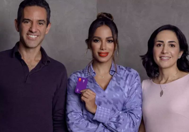 Anitta com David Vélez, e Cristina Junqueira do Nubank - Foto: Divulgação/Nubank