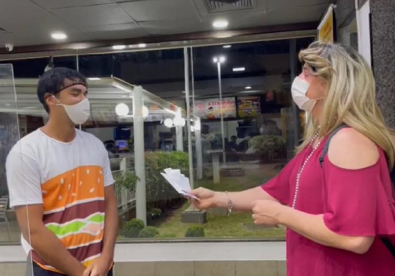 Carmela e o gerente Renato, do McDonald's, que liberou lanches apesar de faltarem R$22 - Foto: arquivo pessoal