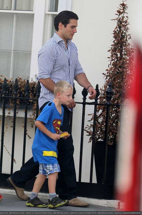 Henry Cavill de mãos dadas com o sobrinho vestido de Superman - Foto: reprodução / TechArt
