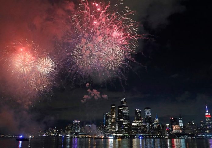 NY fogos capa Nova York celebra vacinação de 70% da população com fogos de artifício - Foto: AP/ NYPost