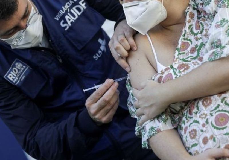 O Brasil aplicou mais de 2,5 milhões de doses da vacina em um só dia - Foto: Ricardo Moraes / REUTERS