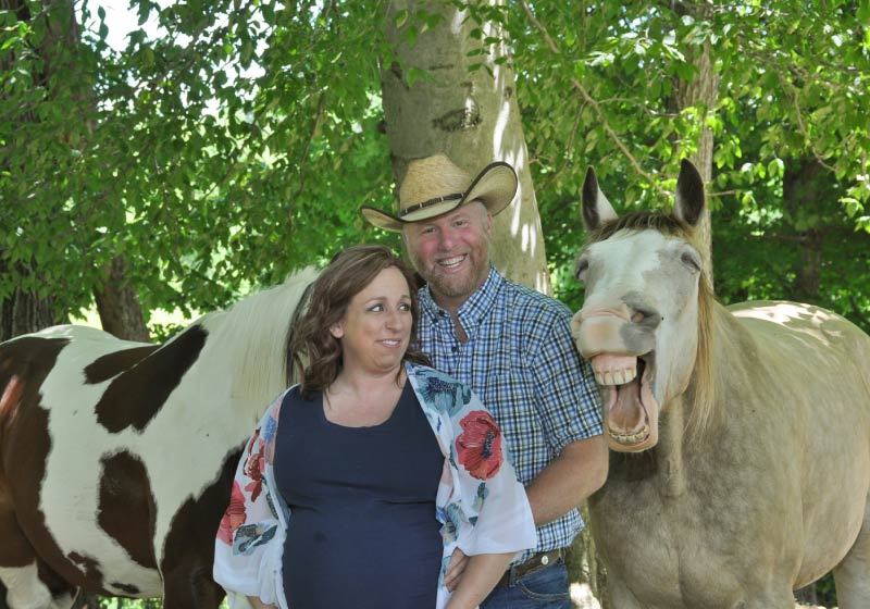 Cavalo sorri em sessão de fotos e viraliza. - Foto: Kristen Zaffiro