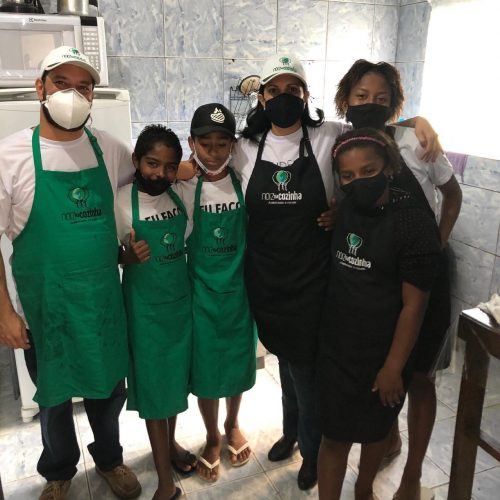 Chefs com as crianças da comunidade - Foto: divulgação