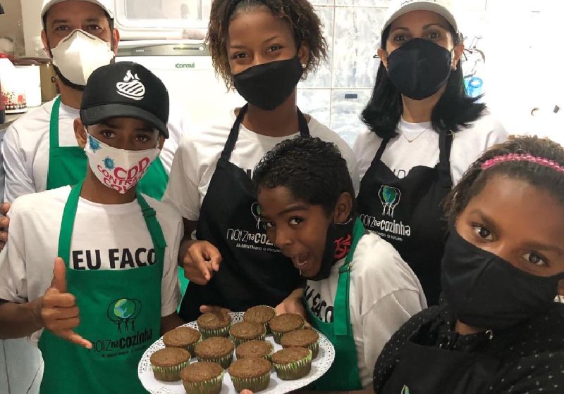 Crianças da Cidade de Deus e o cupcakes que aprenderam a fazer - Foto: divulgação