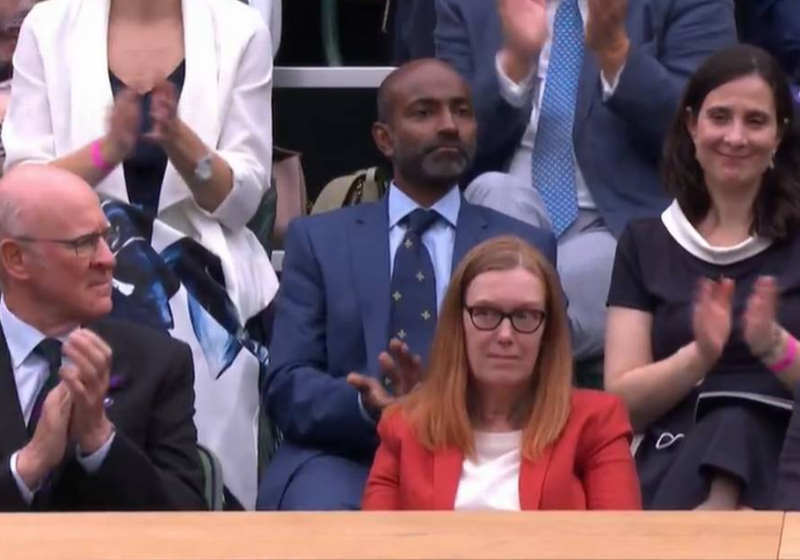 A cientista e professora Sarah Gilbert não esperava essa homenagem - Foto: reprodução Wimbledon