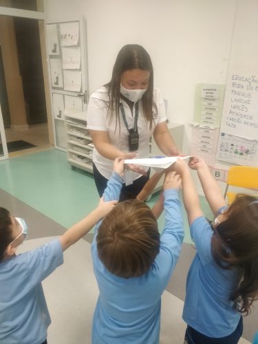 Entrega cartão para professora - Foto: divulgação