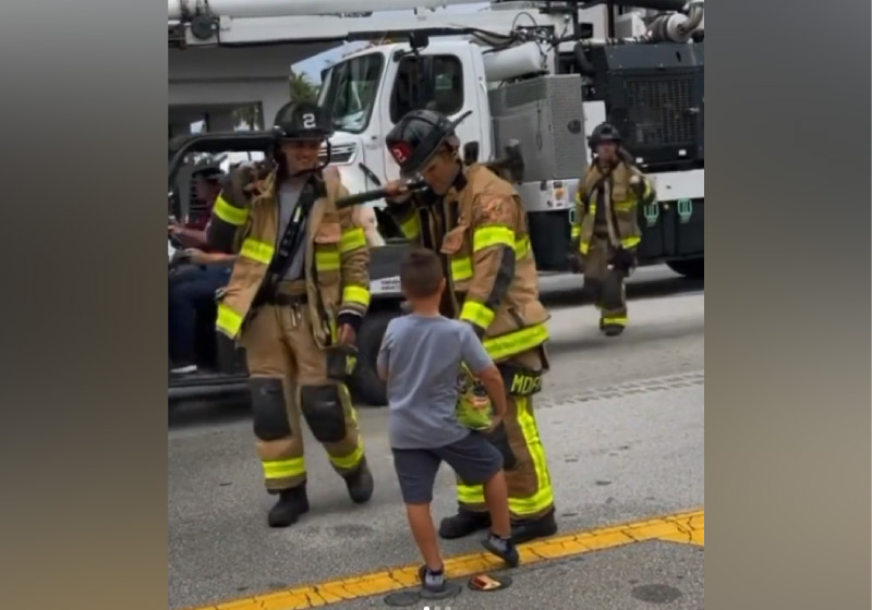 O garoto dá doces para bombeiros que estão no resgate às vítimas de desabamento em Miami. - Foto: reprodução Instagram @laurengpastrana