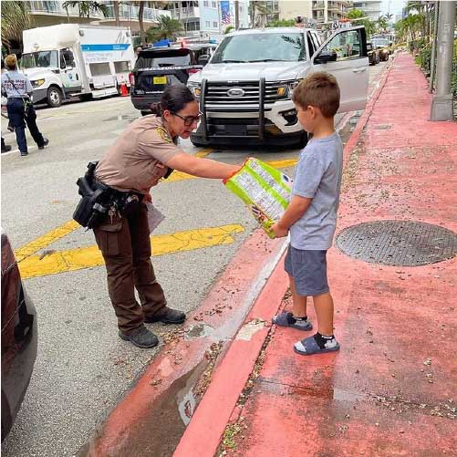 David também entregou doces para policiais - Foto: reprodução Instagram @laurengpastrana