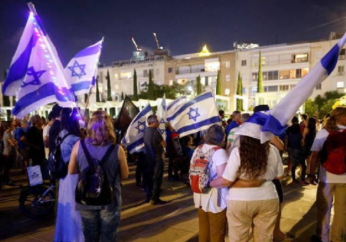 israel suspende capa Israelenses nas ruas - Foto: Amir Cohen /REUTERS