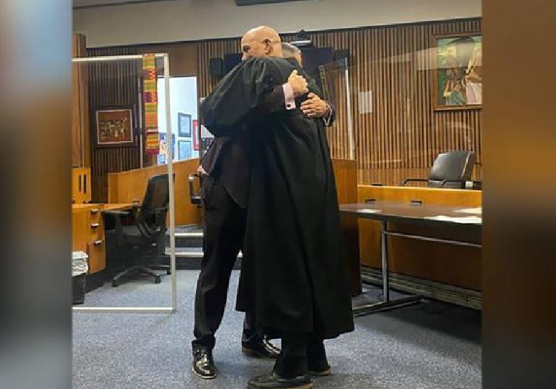 Juiz e ex-traficante se emocionam na formatura do ex-condenado em Direito - Foto: Perkins Law Group