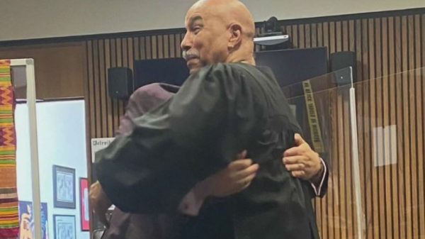 Edward e Bruce se abraçam e se emocionam - Foto: Perkins Law Group / CNN
