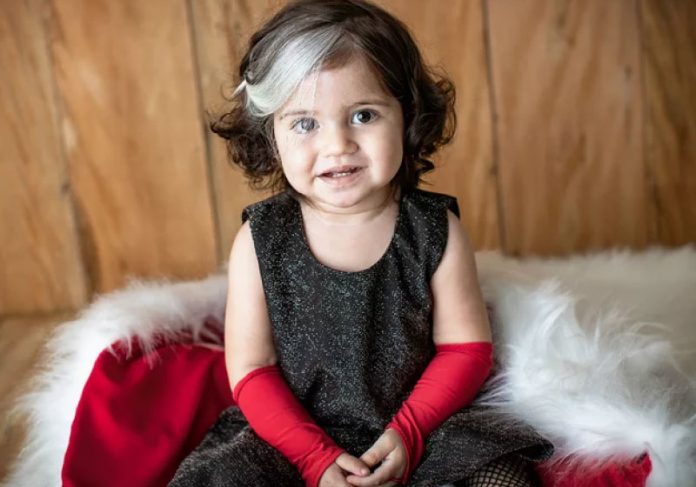 menina-cruella Mayah nasceu com uma mecha branca e agora encarou uma sessão vestida de Cruella - Foto: Instagram @mayaaziz