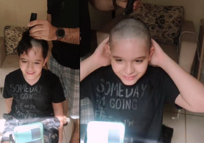 menino raspa capa Heitor raspou os cabelos em videochamada para o Davi, que está internado com câncer - Fotos: reprodução / Instagram