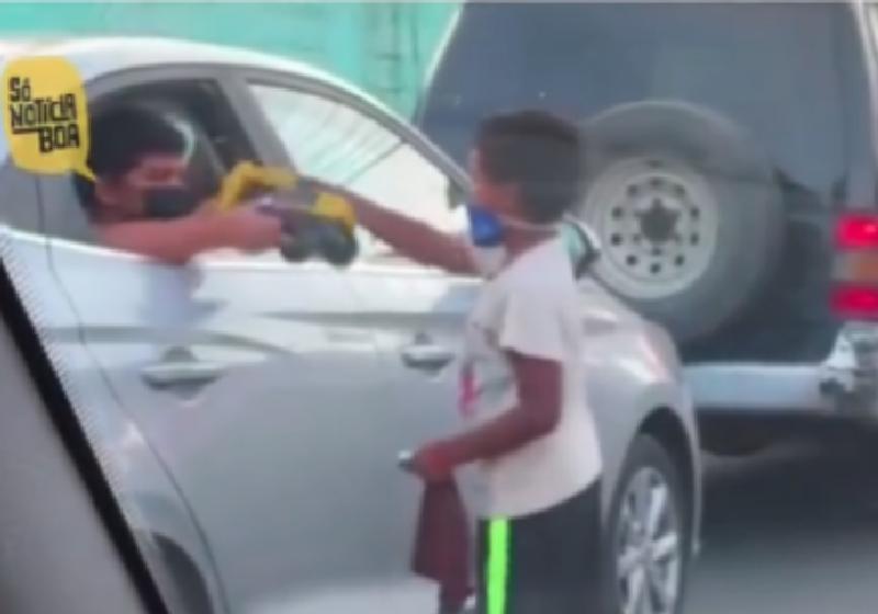 Os dois meninos que viraram amigos no trânsito - Foto: reprodução / Instagram