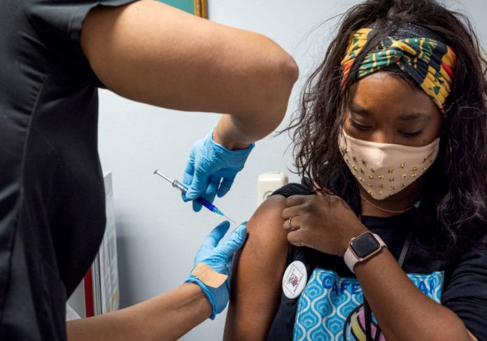 Participante do estudo é vacinada no Texas Foto: Novavax