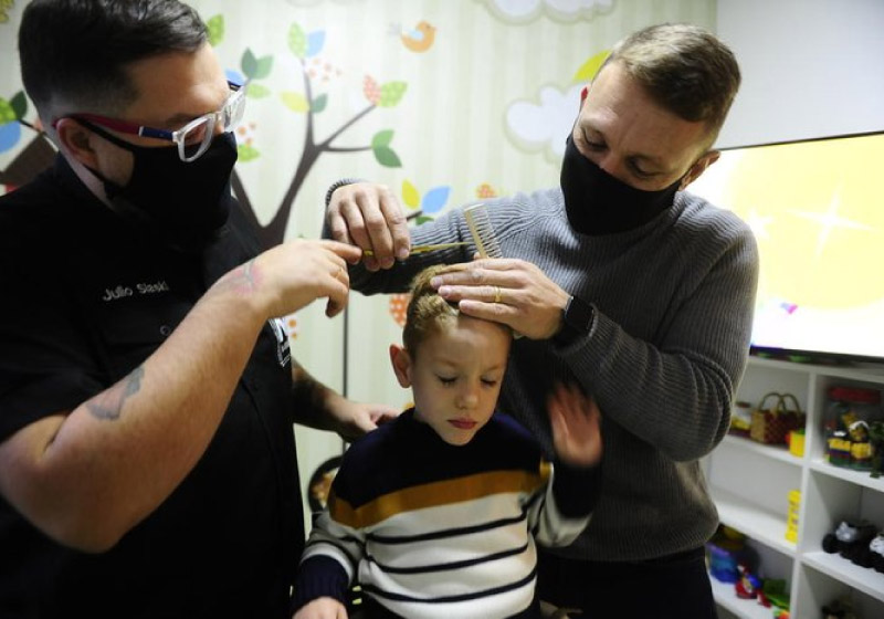 Pai fez curso de barbeiro somente para cortar cabelo de filho autista em casa. - Foto: reprodução Instagram #michael.jkratina