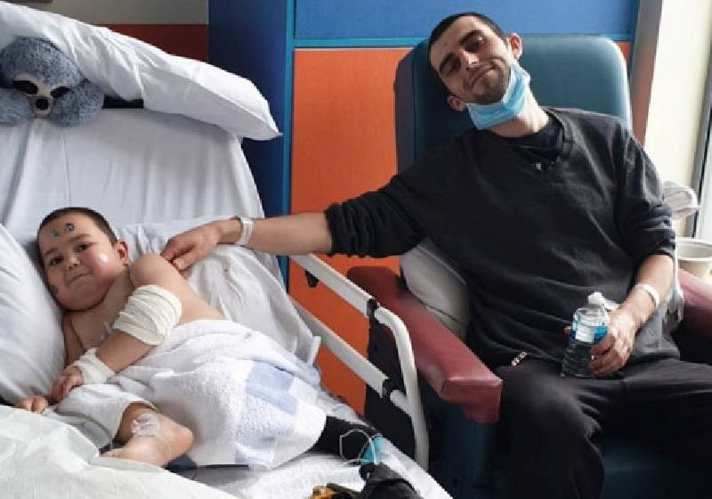 Oliver e John após a cirurgia - Foto: Caters