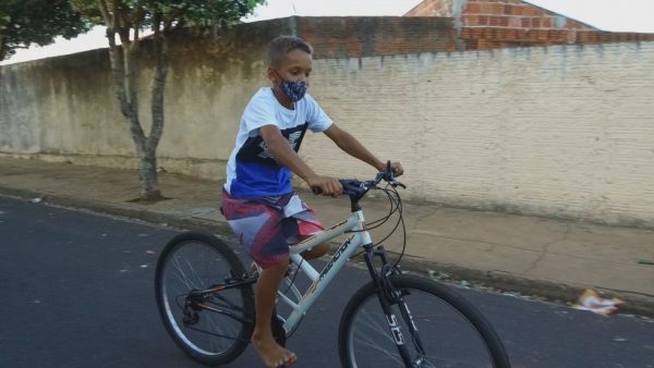 Felipe pedalando a bike doada pelo sargento — Foto: Reprodução/TV TEM