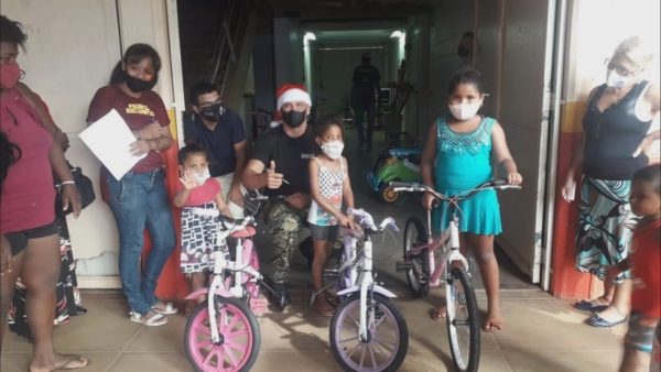 Sargento entregando bicicletas restauradas — Foto: Reprodução/TV TEM